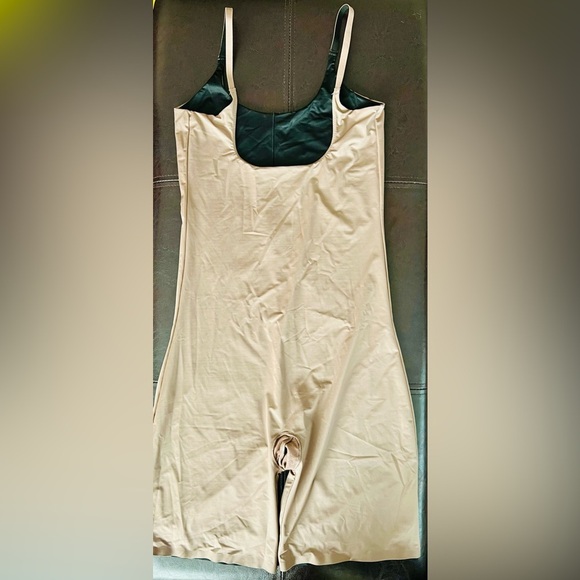 NWOT Mid Thigh Quick Access Beige & Black Reversible Shapewear Size Large - Picture 4 of 7